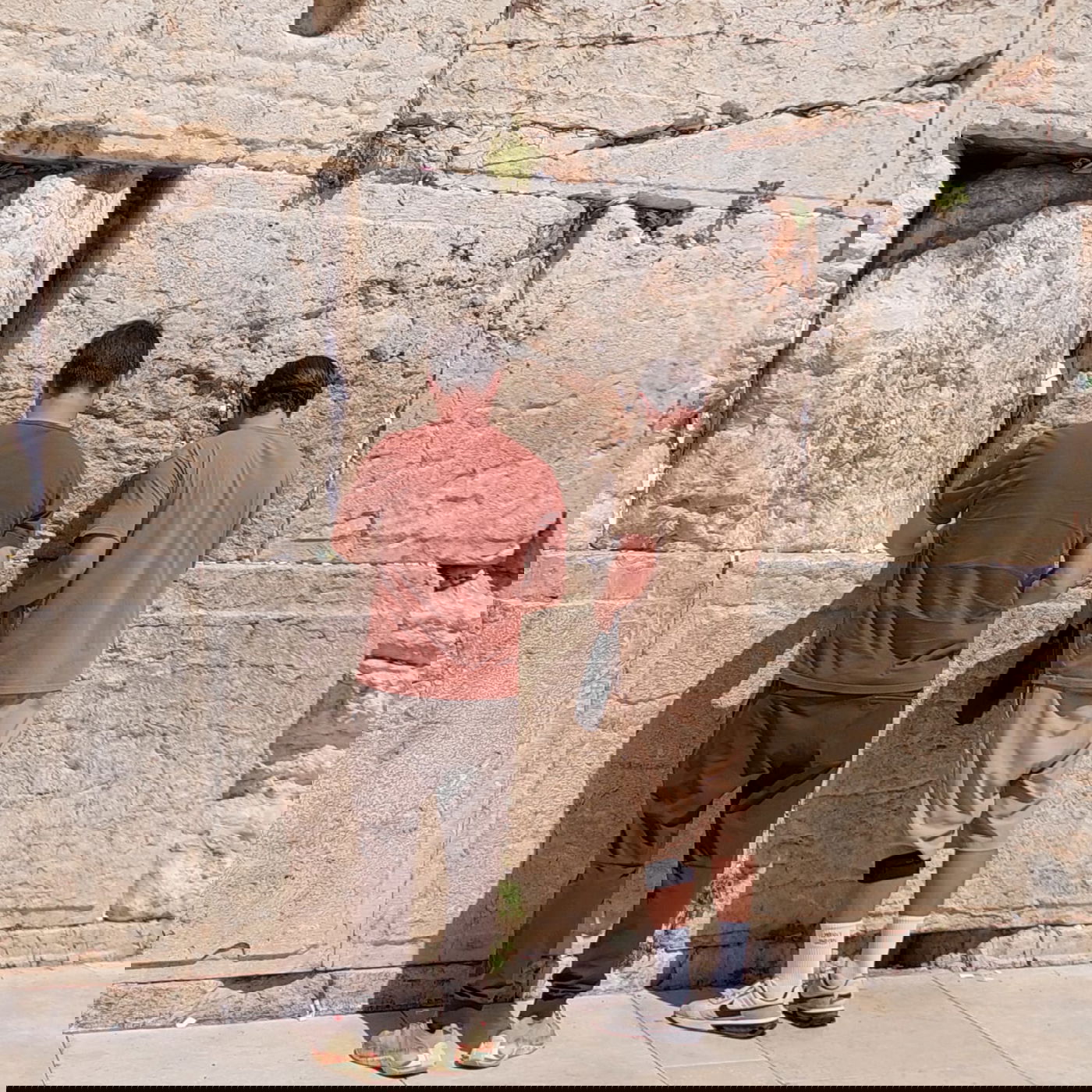 הזמר הפופולרי מארה"ב והלהקה התפללו בכותל המערבי | תיעוד