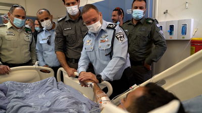 המפכ"ל בביקור הפצוע בבית החולים