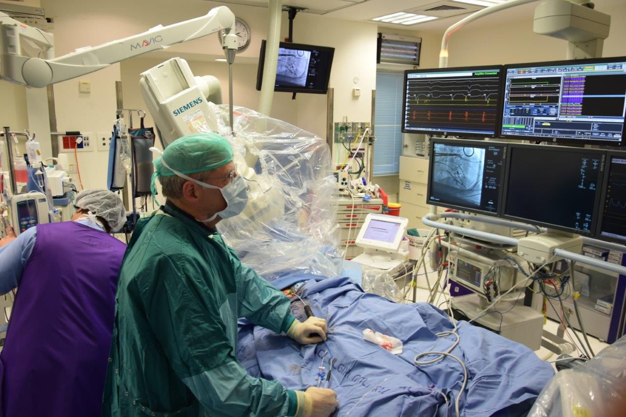 פרופ' מיכאל גליקסון במהלך ביצוע הפעולה החדשנית