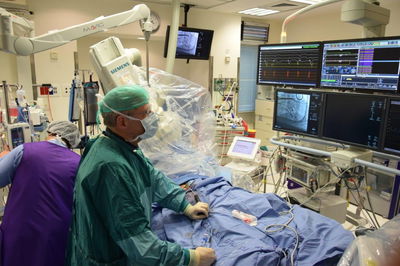 פרופ' מיכאל גליקסון במהלך ביצוע הפעולה החדשנית