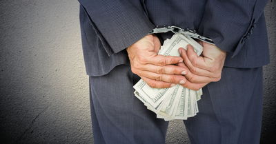 התחזה לבכיר בסניף בנק וגנב כסף ממבוגר