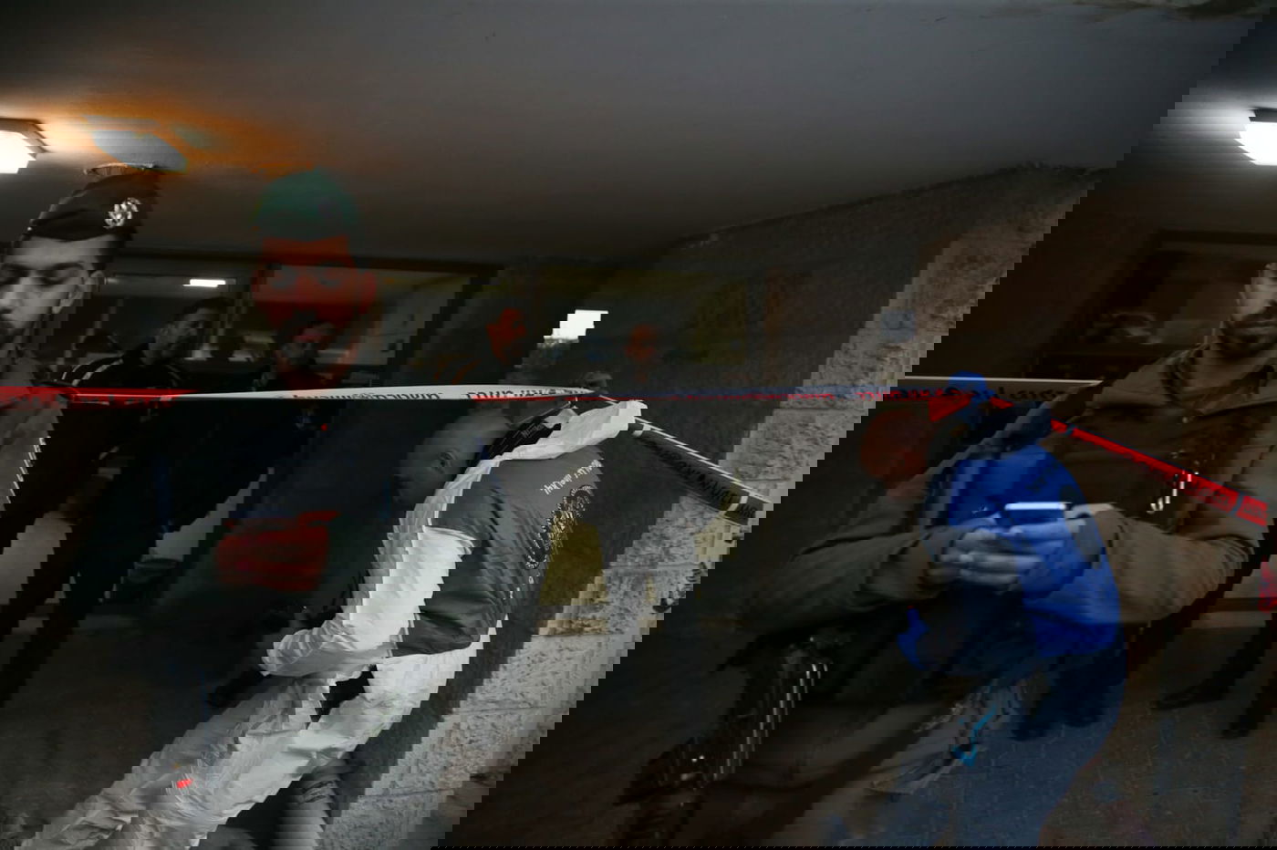 החוקרים בכניסה לבניין