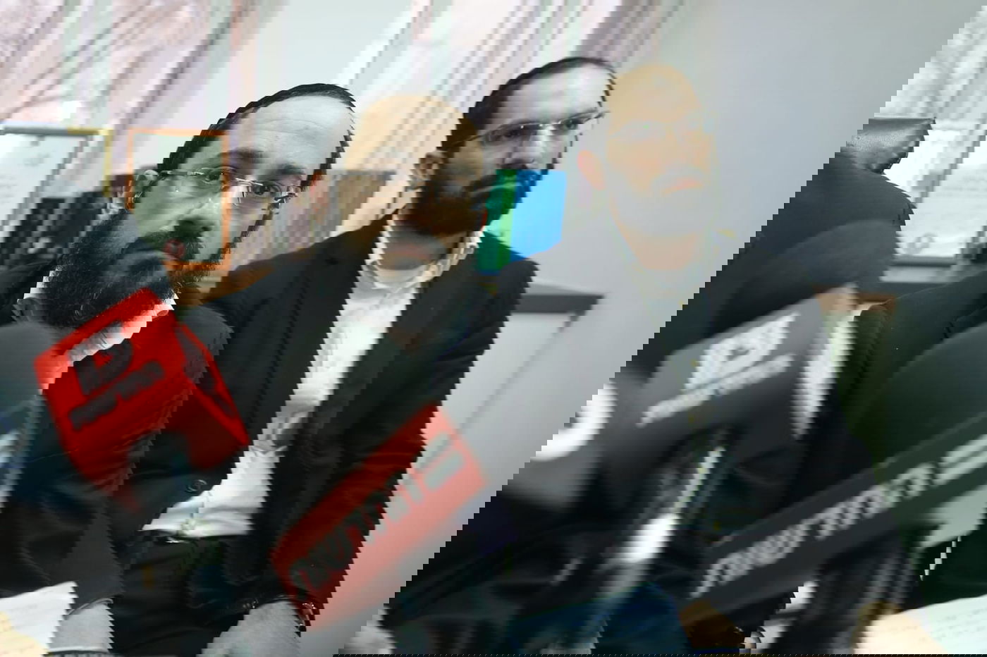 הבנים במסיבת העיתונאים שכינסו