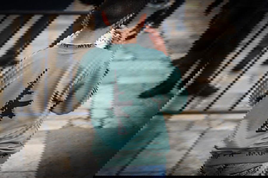 הטרנד החדש של הערבים: נשק M16 על הבגדים