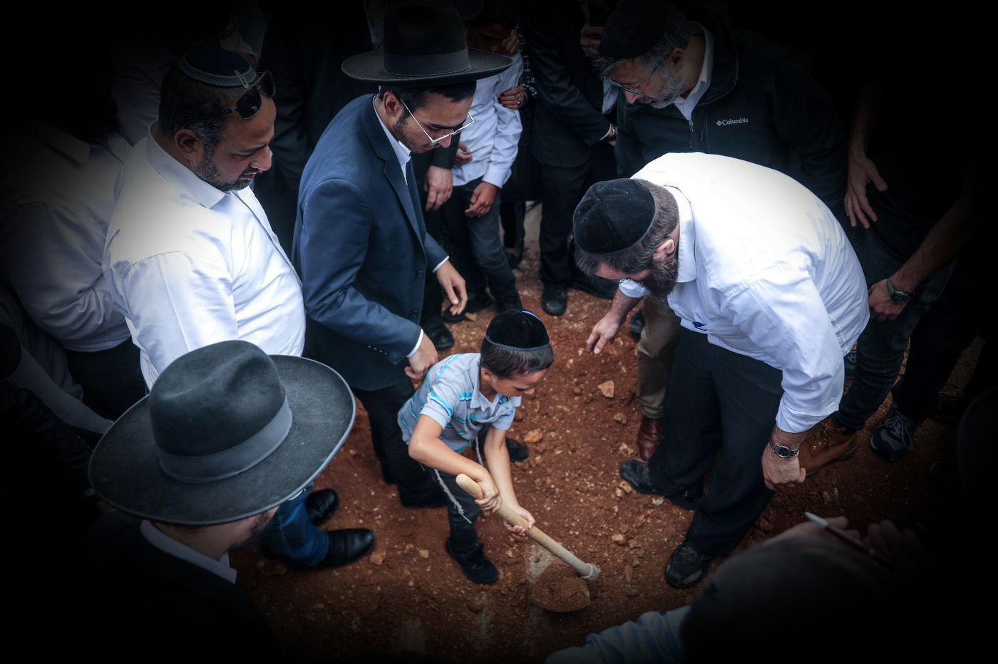 תמונת השבוע: ילד בן 7 קובר את אבא שלו