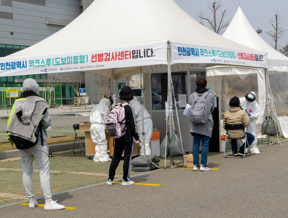 צפון קוריאה מודה לראשונה בתחלואה ועושה סגר