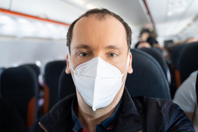 מסכות במטוס. אילוסטרציה