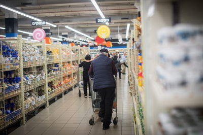 קניות בסופרמרקט. אילוסטרציה