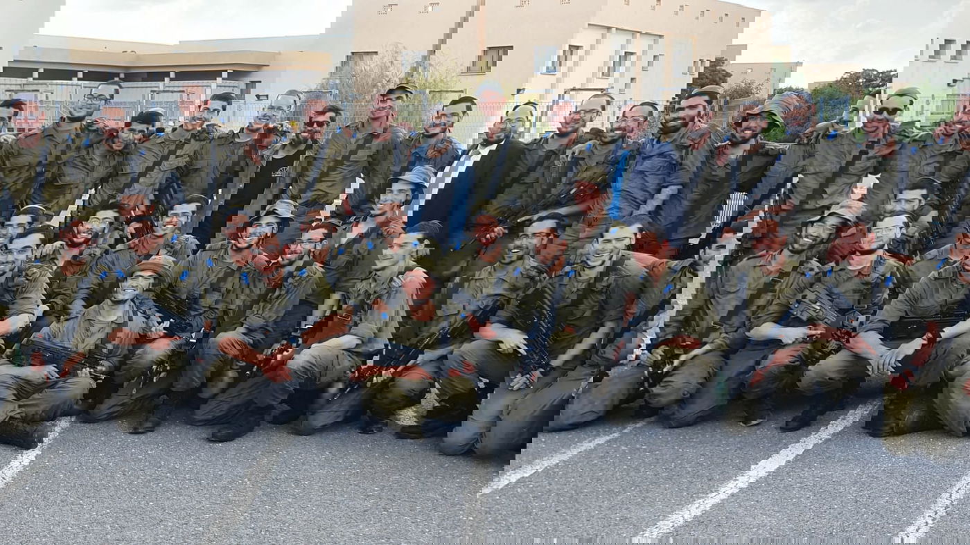 עם חיילי צה"ל בב"ח גולני ברגבים