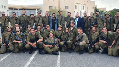 עם חיילי צה"ל בב"ח גולני ברגבים