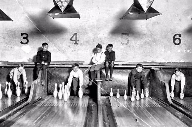 יושבי קרנות: ילדים בשירות שחקני הבאולינג