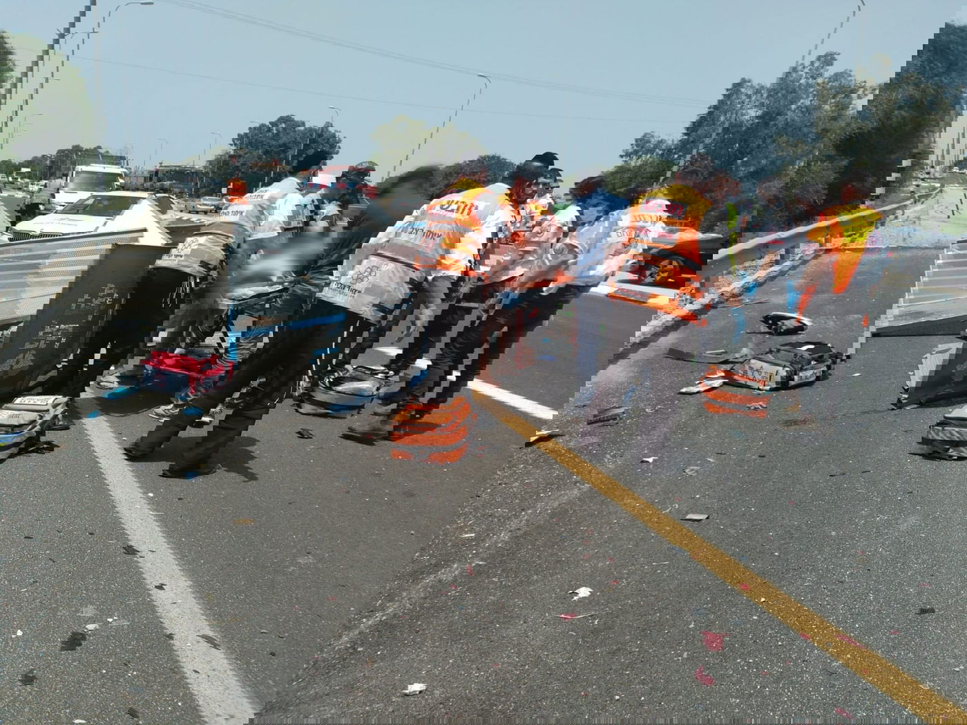 אדם נפצע קשה מרכב שפגע בתחנת אוטובוס