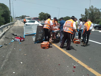 אדם נפצע קשה מרכב שפגע בתחנת אוטובוס