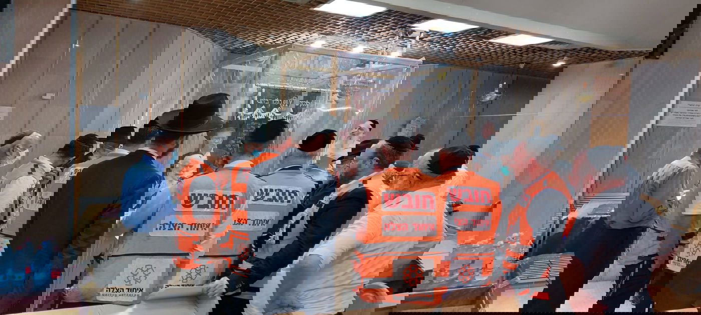 הרב איחל החלמה לפצועים וחיזק את החובשים המתנדבים