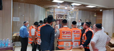 הרב איחל החלמה לפצועים וחיזק את החובשים המתנדבים