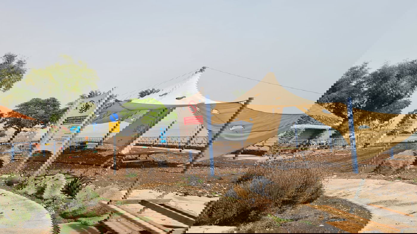 סופה קשה בטבריה: עצים קרסו, החופים נסגרו