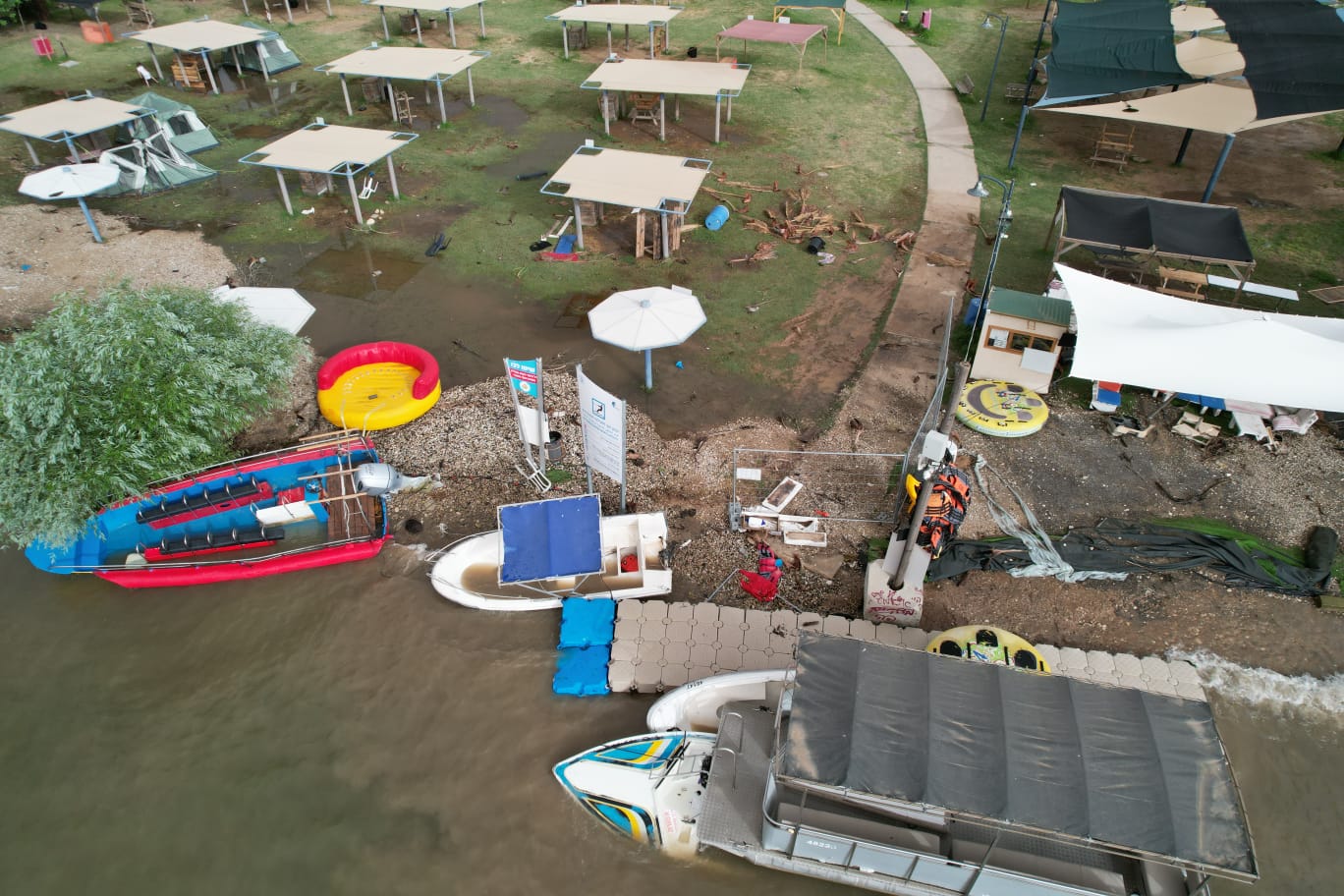 סופה קשה בטבריה: עצים קרסו, החופים נסגרו