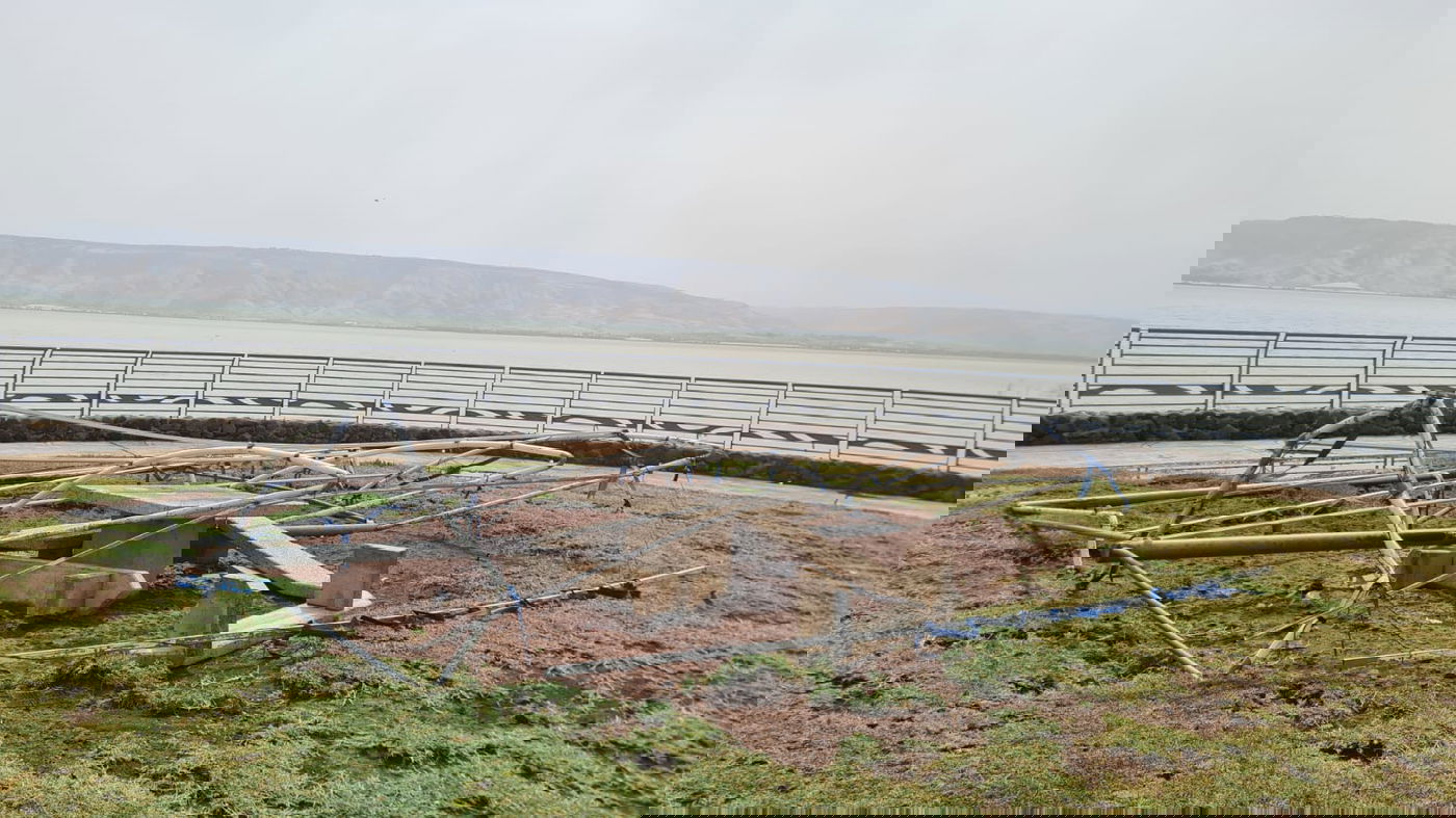 סופה קשה בטבריה: עצים קרסו, החופים נסגרו