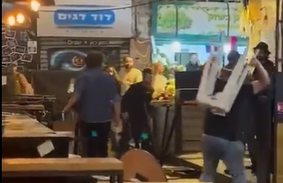 קטטה במחנה יהודה: כיסאות ותרסיס פלפל