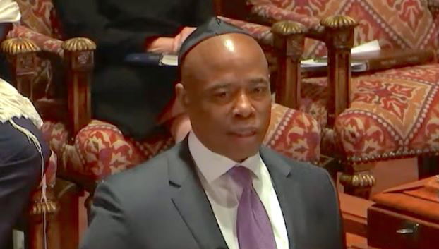 אדמס מבקר בבית כנסת, ארכיון