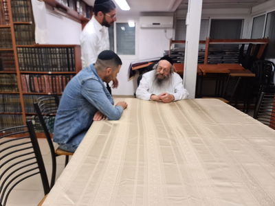 גל אצל הרב קנייבסקי