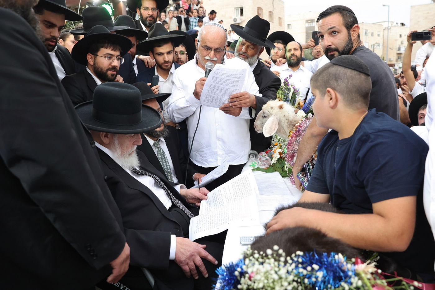 נשיא המועצת  פדה את החמור ברחובה של עיר