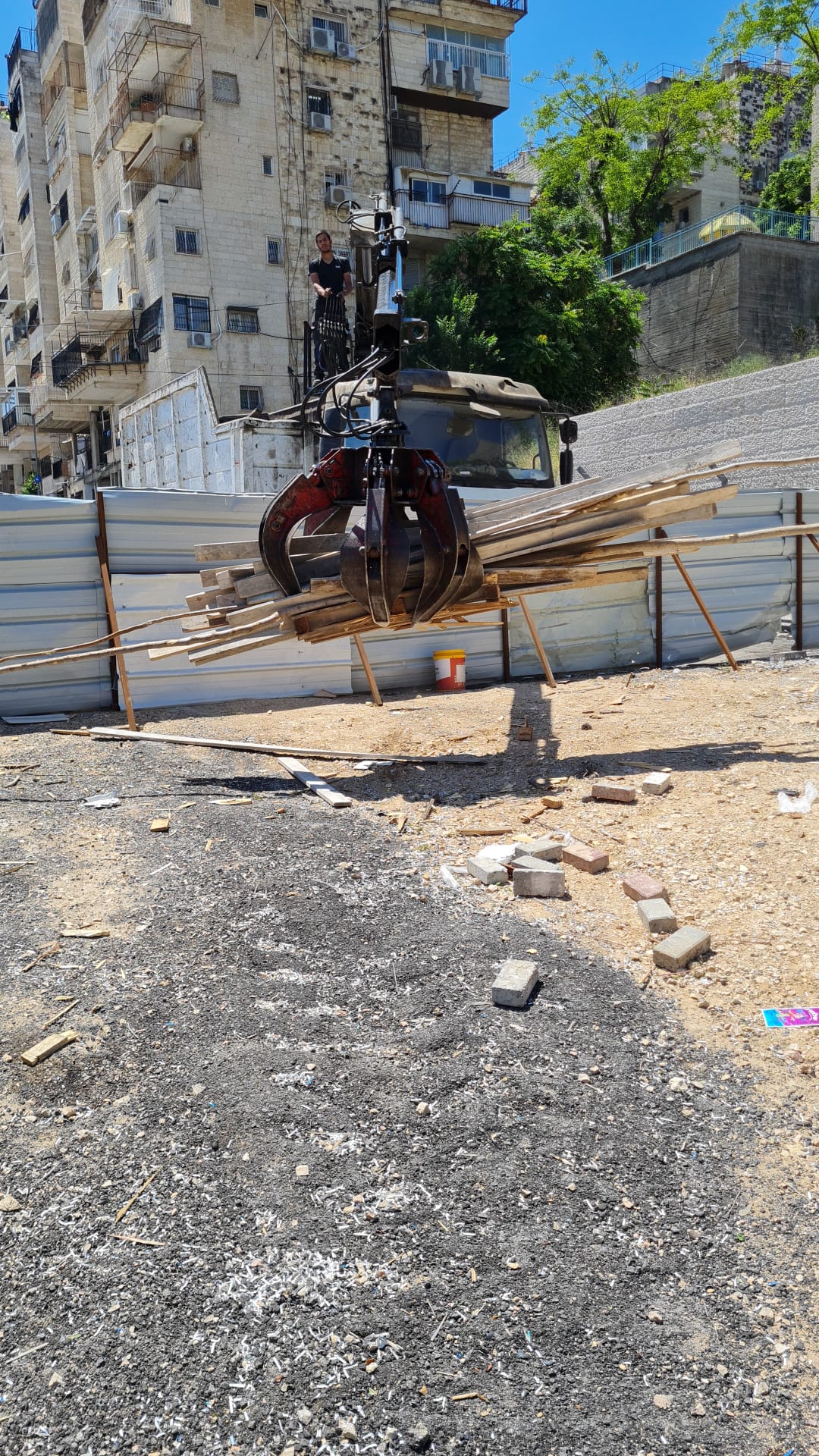 עשרות מדורות לא מאושרות פורקו בירושלים