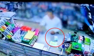 אחד הנערים משלם בשטרות מזויפים