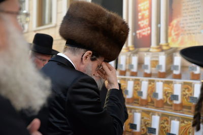 האדמו"ר מבאיאן מדליק את הנרות