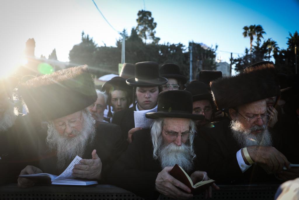 רבבות כבר פקדו את ציון הרשב"י • גלריה