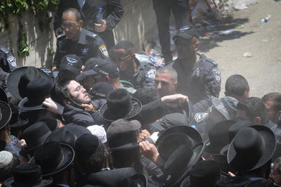 עימותים אלימים בין כוחות המשטרה לבין החוגגים החרדים