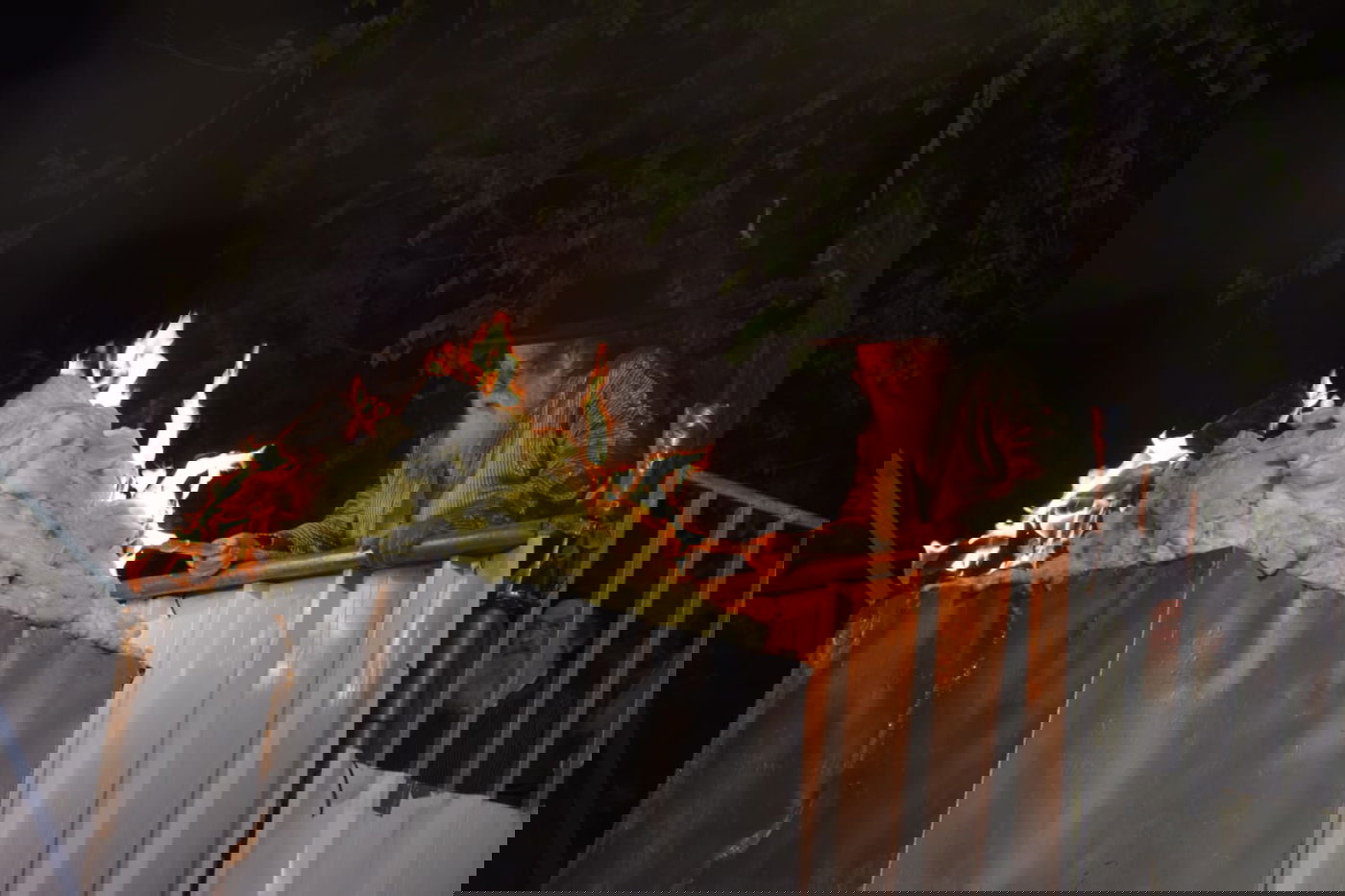 בראשות האדמו"ר: אלפים בהדלקה בתולדות אהרן