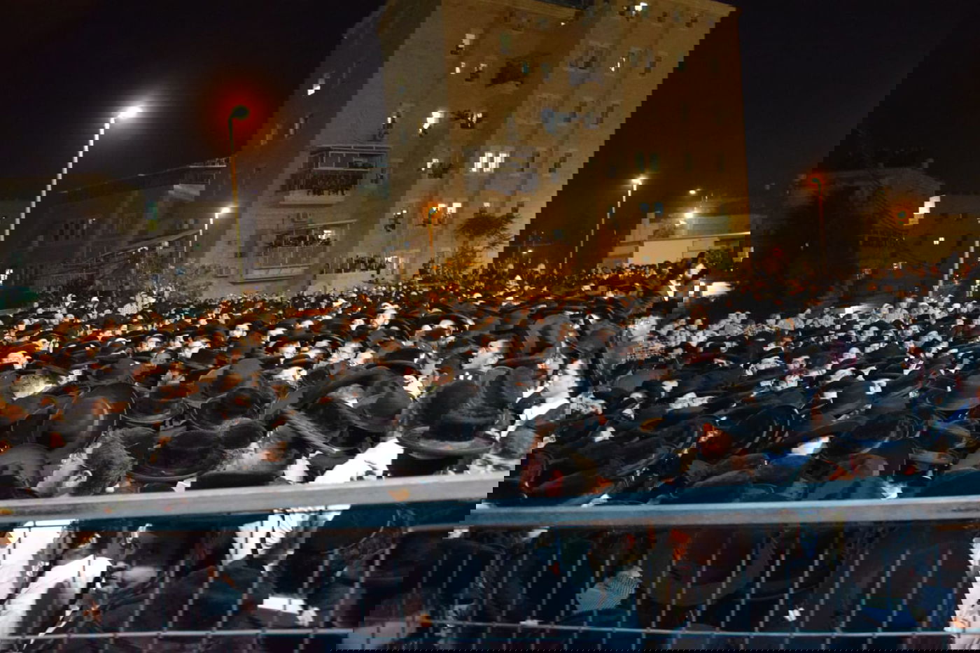 בראשות האדמו"ר: אלפים בהדלקה בתולדות אהרן