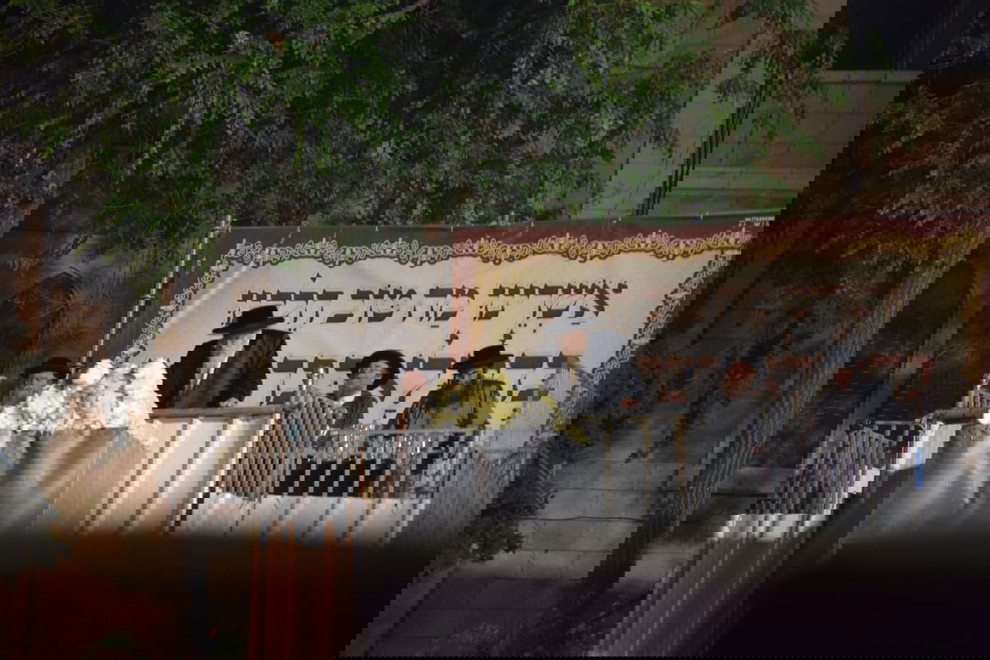 בראשות האדמו"ר: אלפים בהדלקה בתולדות אהרן