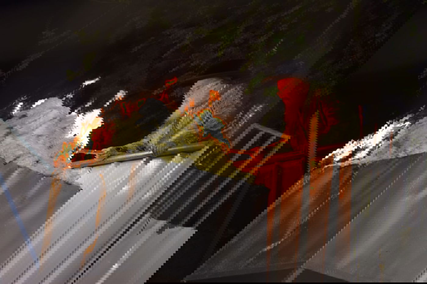 בראשות האדמו"ר: אלפים בהדלקה בתולדות אהרן