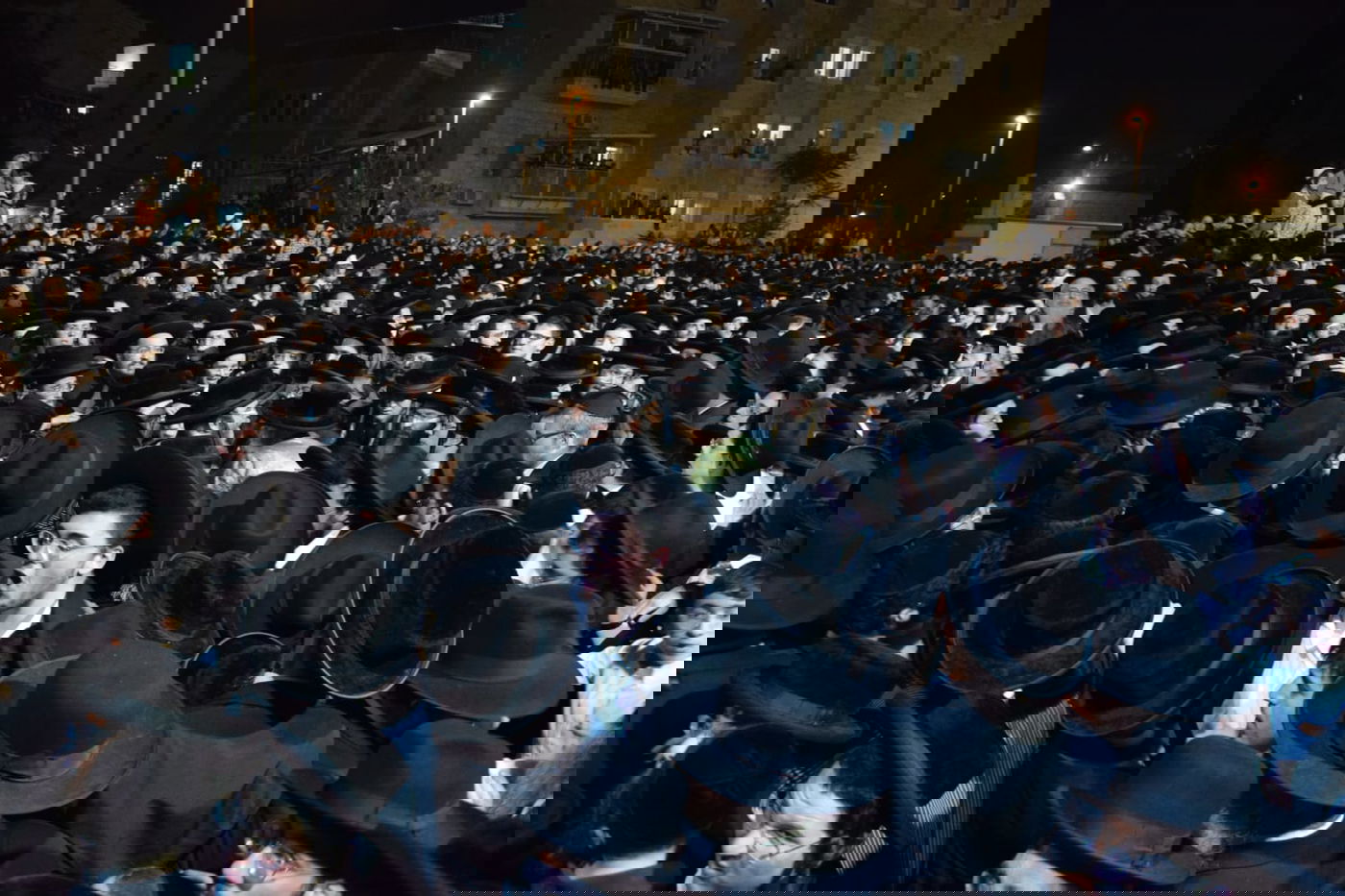 בראשות האדמו"ר: אלפים בהדלקה בתולדות אהרן