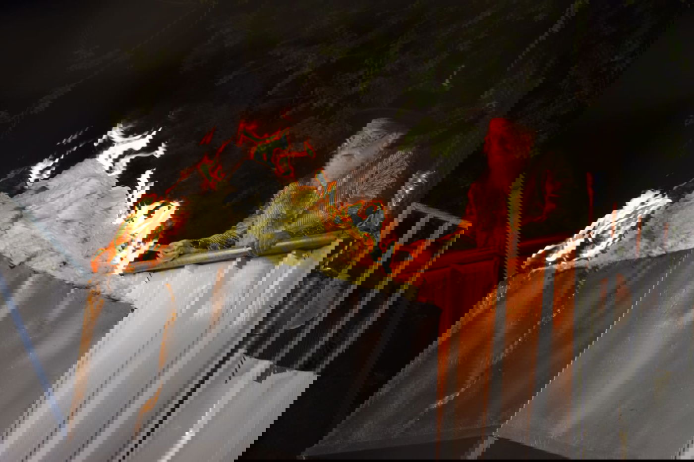 בראשות האדמו"ר: אלפים בהדלקה בתולדות אהרן