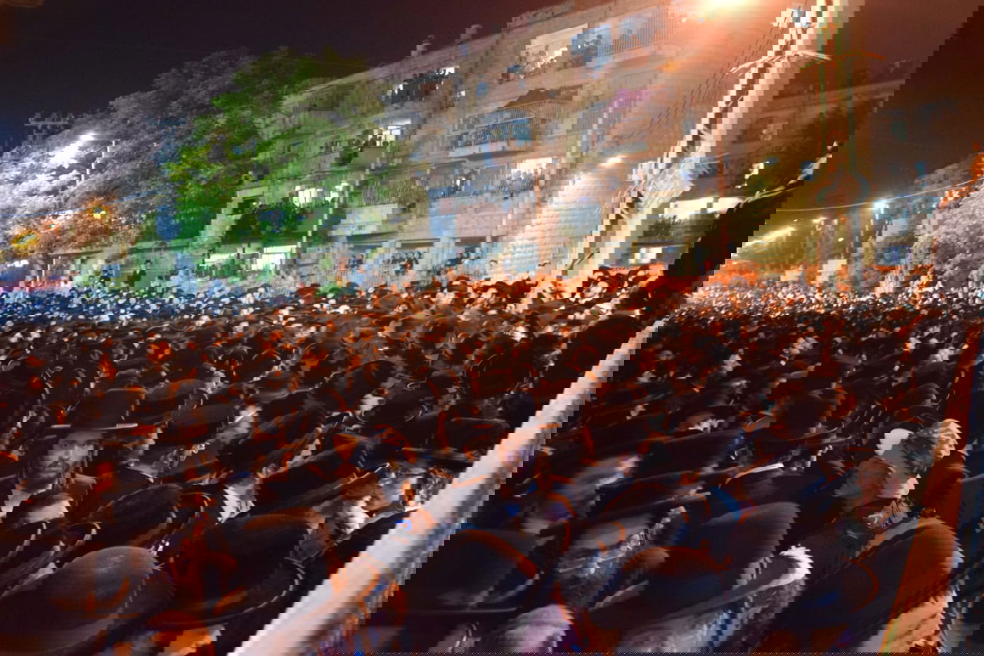 בראשות האדמו"ר: אלפים בהדלקה בתולדות אהרן