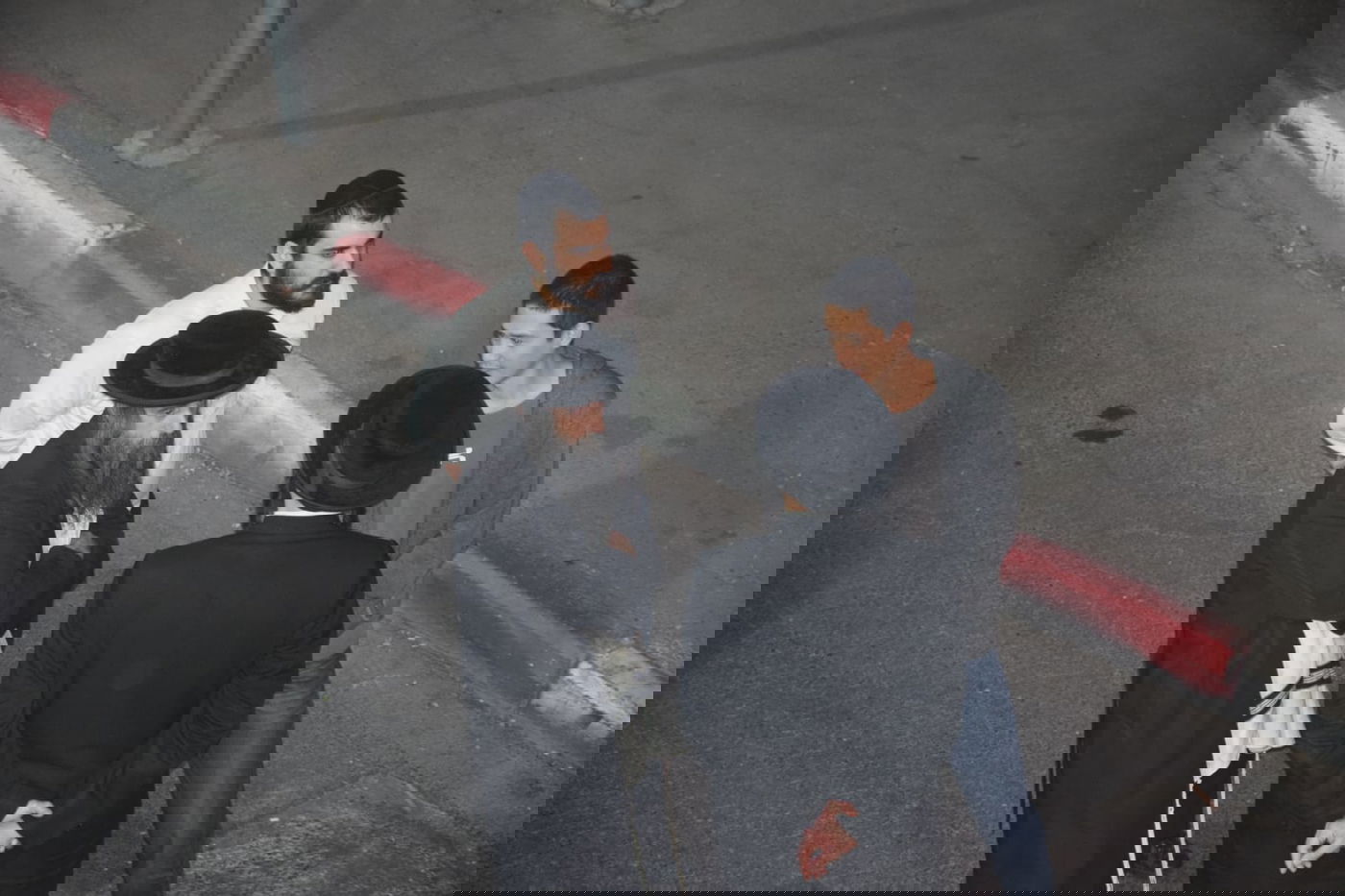 בראשות האדמו"ר: אלפים בהדלקה בתולדות אהרן