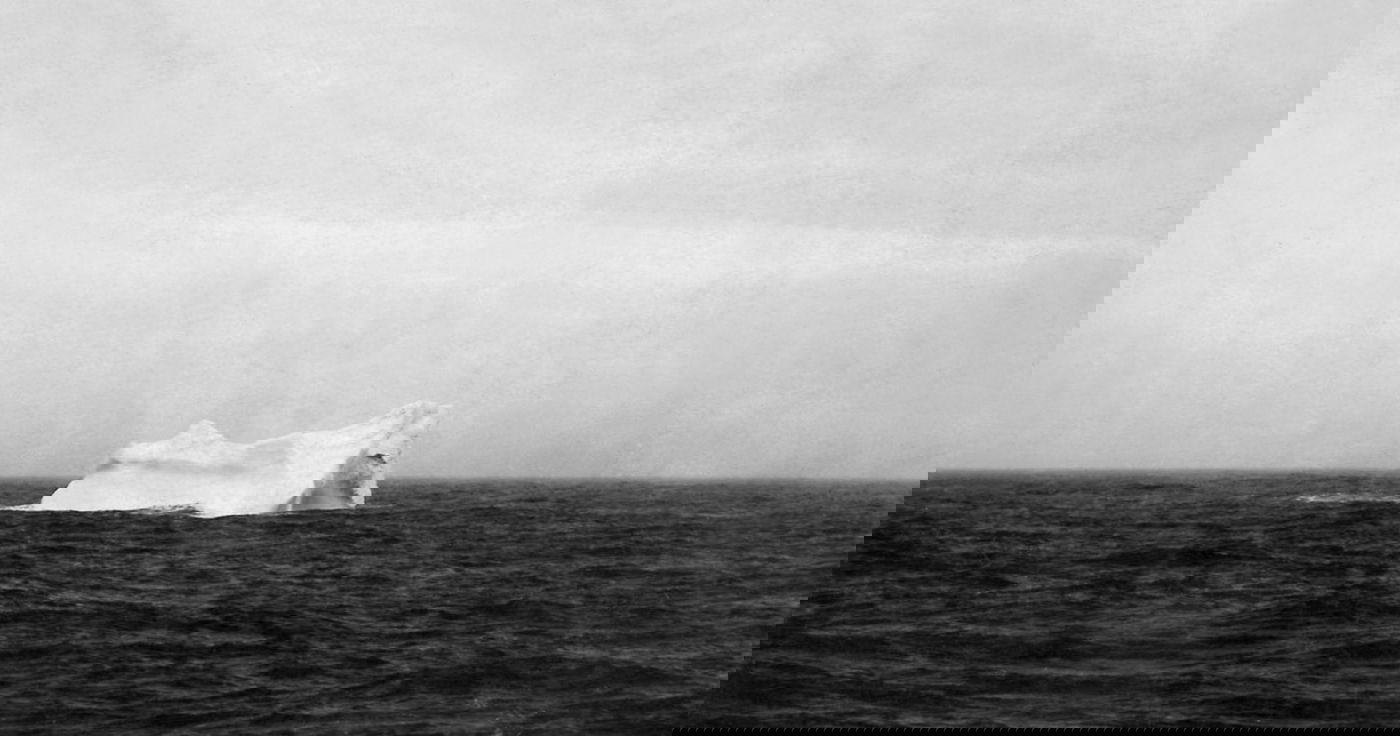 1912, האוקיינוס האטלנטי: הקרחון שאחראי, ככל הנראה, לטביעת הטיטאניק. צולם מספינה שעברה סמוך לזירת הטביעה, שנוסעיה ראו גם מאות גופות וחפצים שונים