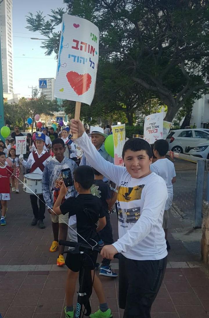 אלפי ילדי אלעד צעדו בתהלוכת ענק סמוך למקום הטבח המחריד