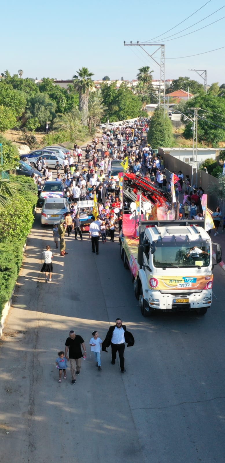 אלפי ילדי אלעד צעדו בתהלוכת ענק סמוך למקום הטבח המחריד