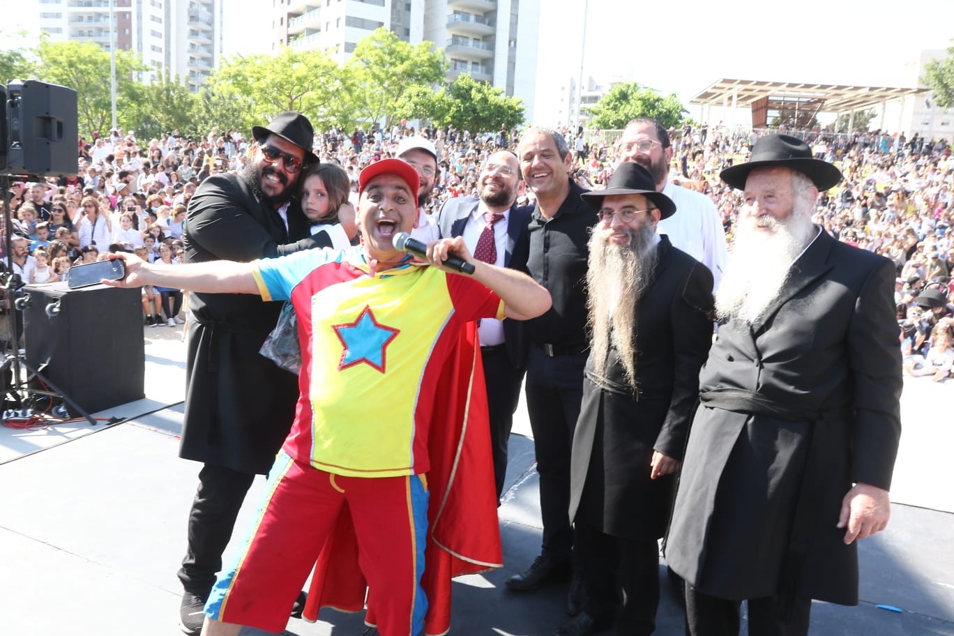 אלפי ילדי אלעד צעדו בתהלוכת ענק סמוך למקום הטבח המחריד