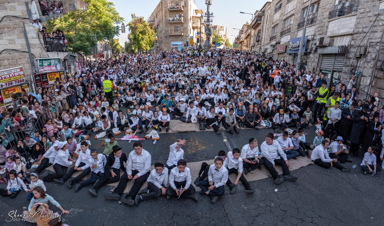 אלפי ילדי אלעד צעדו בתהלוכת ענק סמוך למקום הטבח המחריד