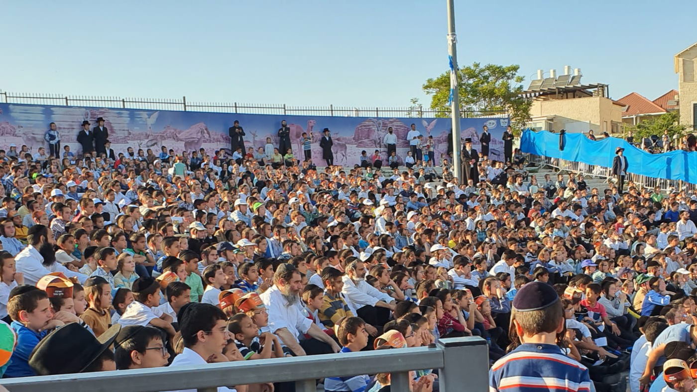 אלפי ילדי אלעד צעדו בתהלוכת ענק סמוך למקום הטבח המחריד