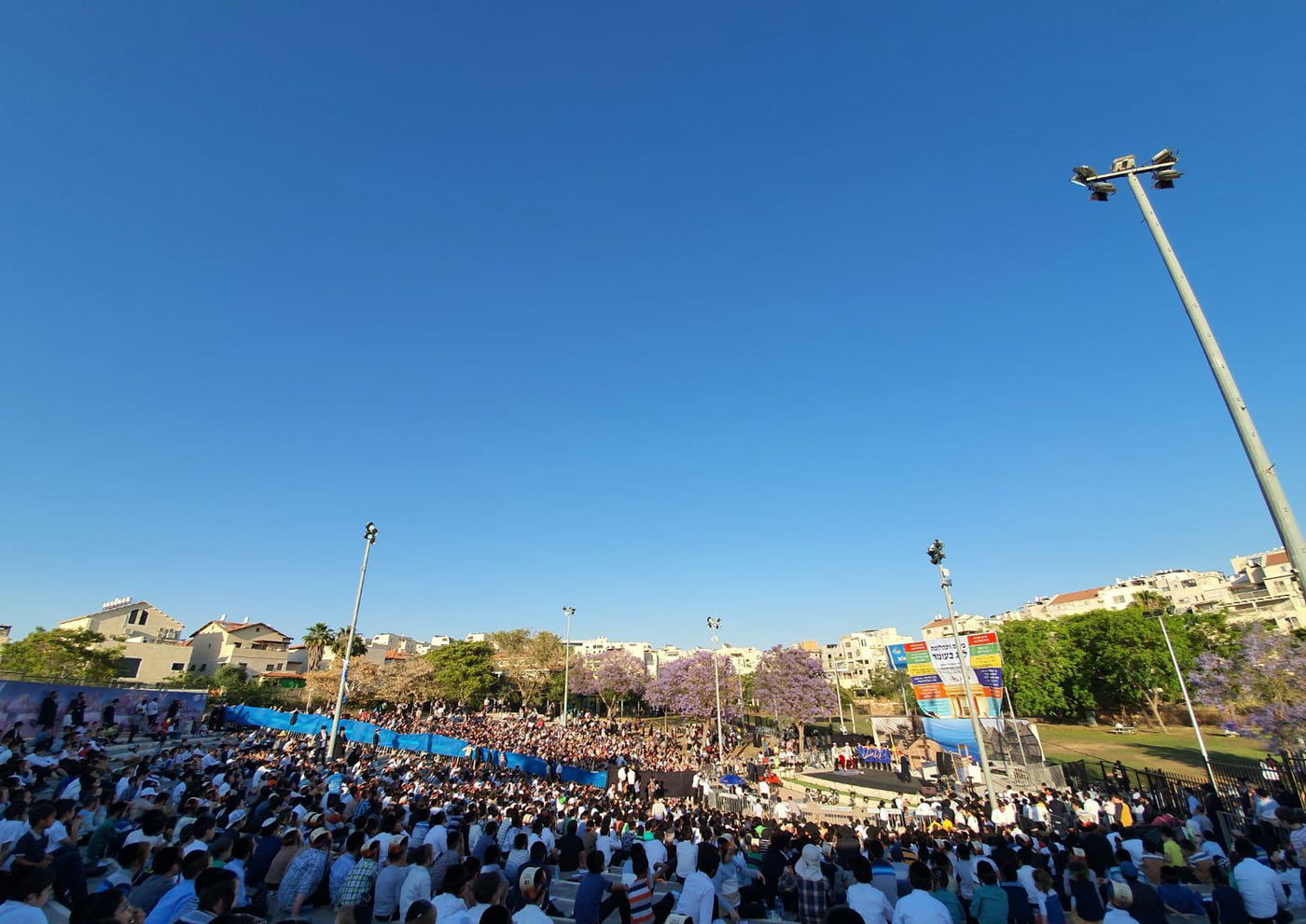 אלפי ילדי אלעד צעדו בתהלוכת ענק סמוך למקום הטבח המחריד