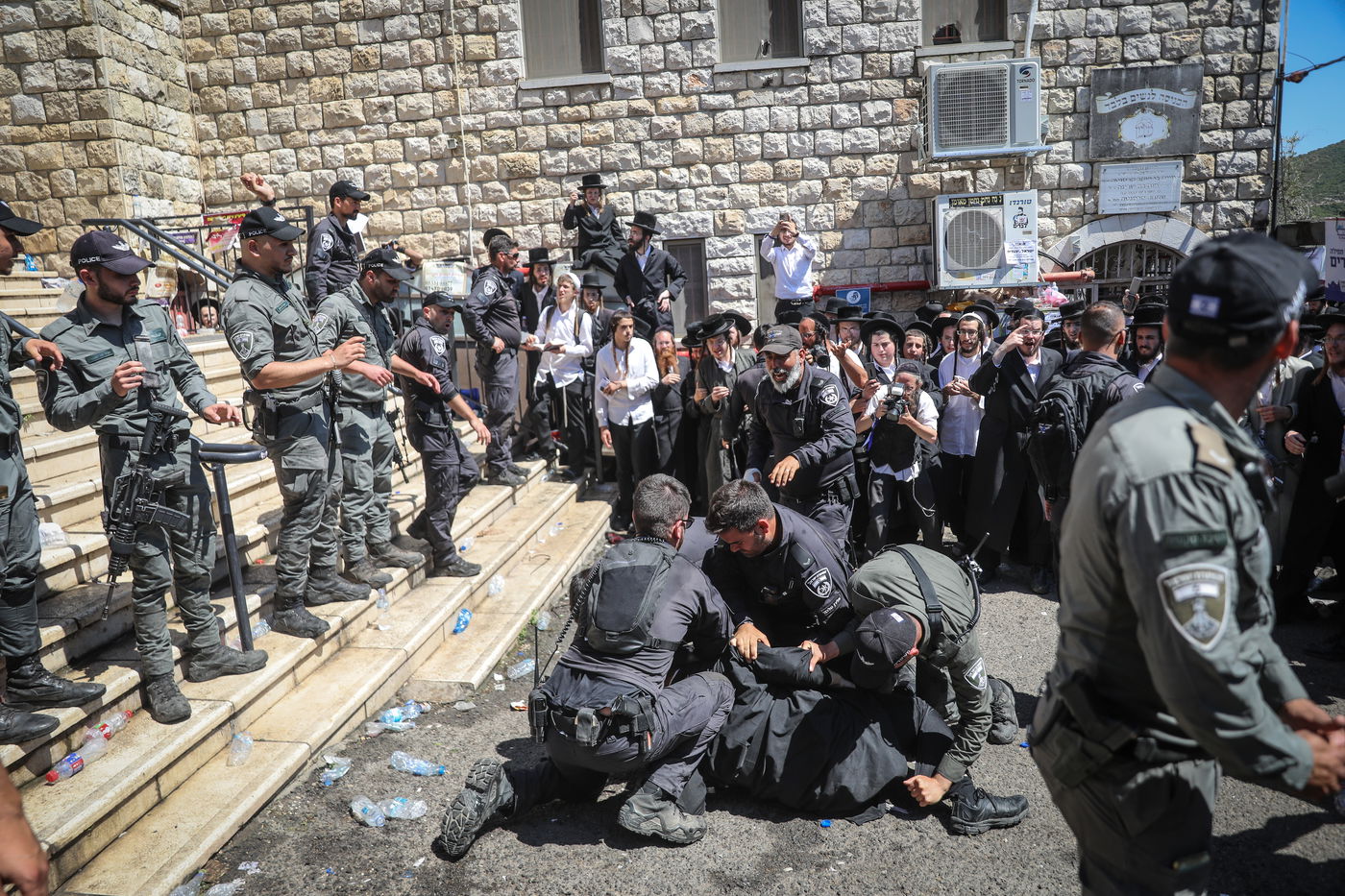 העולים, הציון, המשטרה והעימותים הקשים
