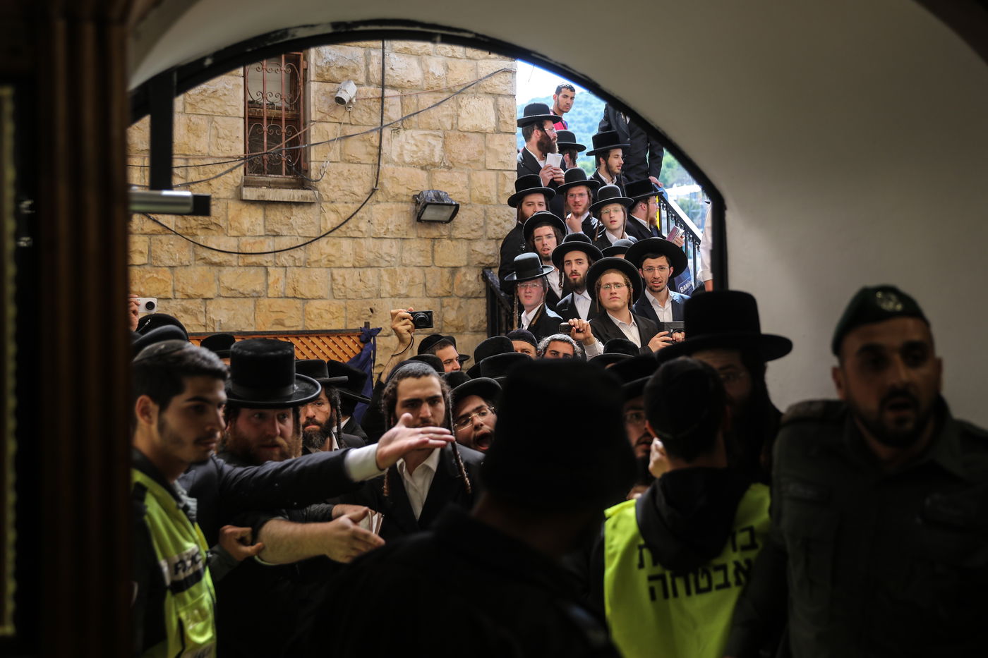 העולים, הציון, המשטרה והעימותים הקשים