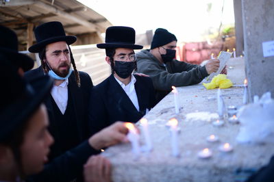 מדליקים נרות | אילוסטרציה