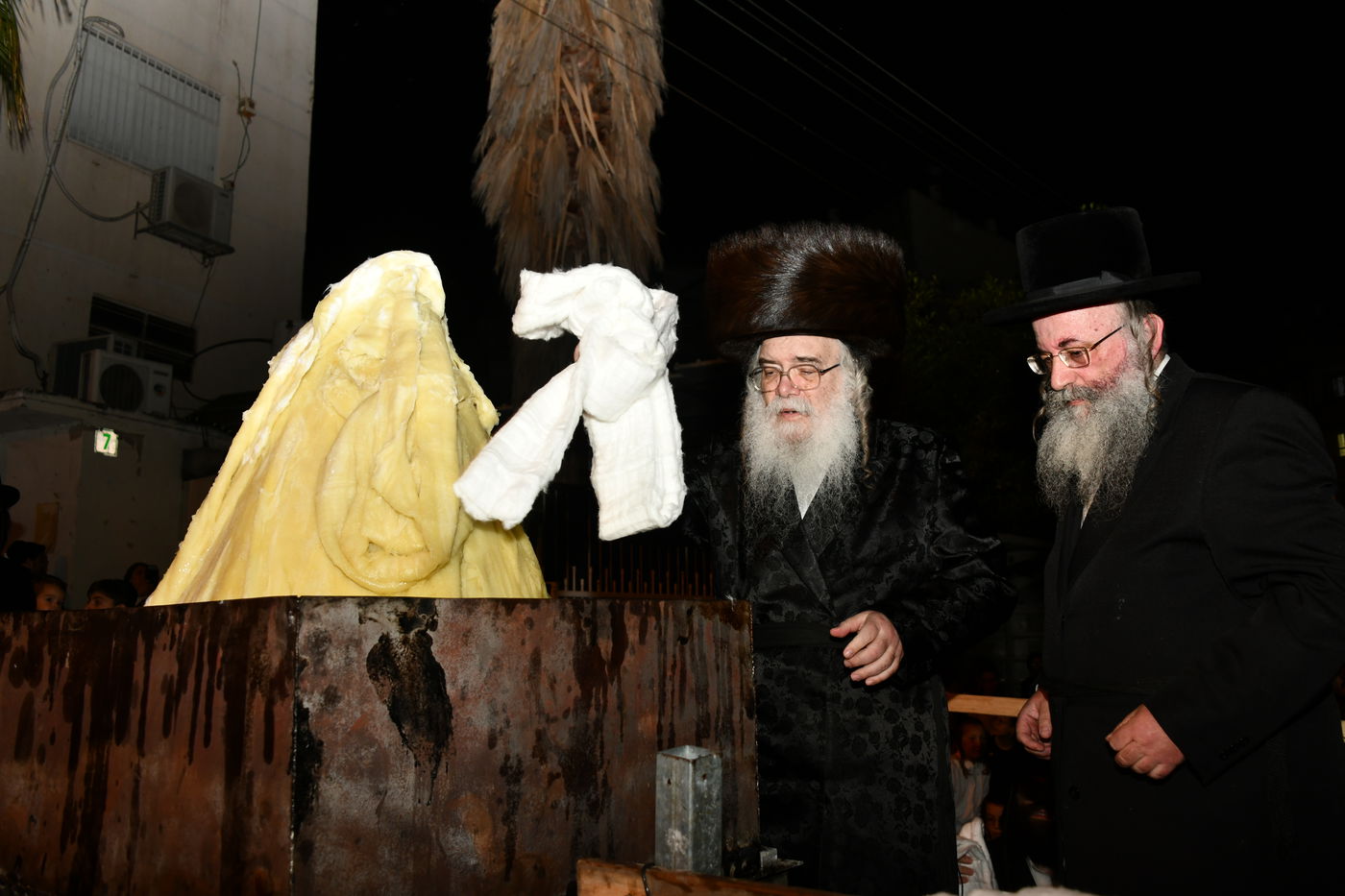 מעמד ההדלקה בחצר חסידות דאראג